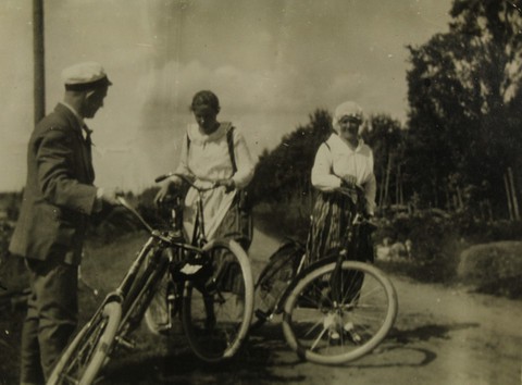 Ystävykset pyöräretkellä 1920-luvulla. ...
