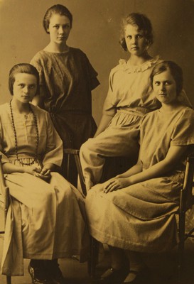 Tyttöjen ryhmäkuva 1924.