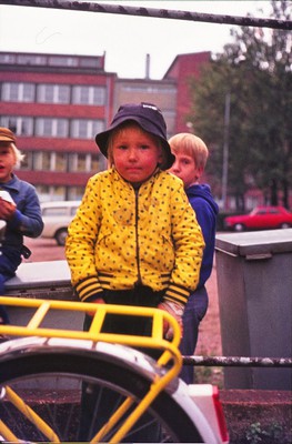 Lapsia pitkästymässä kadulla.