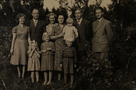 Emil Halisen perhe. ...