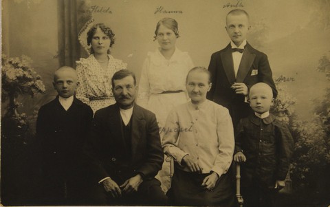 Perhekuva valokuvaamossa 1918.