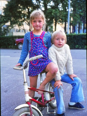 Tytöt poseeraavat pyörän ...
