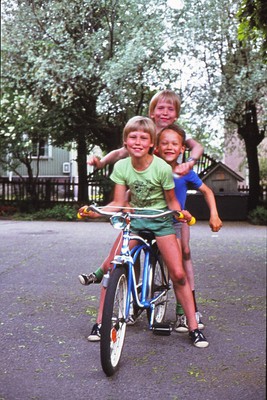 Kolme poikaa pyöräilemässä ...