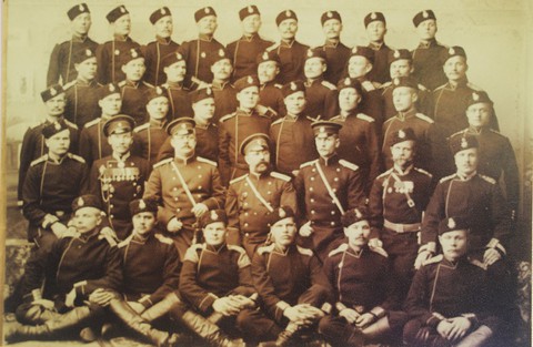 Ryhmäkuvassa tsaarin armeijan ...