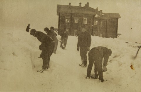 Sotavankeja lumitöissä Karjalassa.