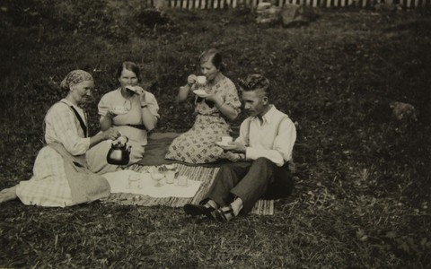 Seurue piknikillä 1930 ...