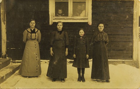 1900-1910 -lukujen pukeutumista. ...