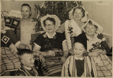 Perhekuva jouluna 1954. ...