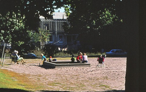 Lapsia leikkipuistossa.