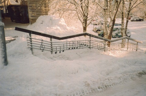 Pianoportaiden kaide talviasussa. ...