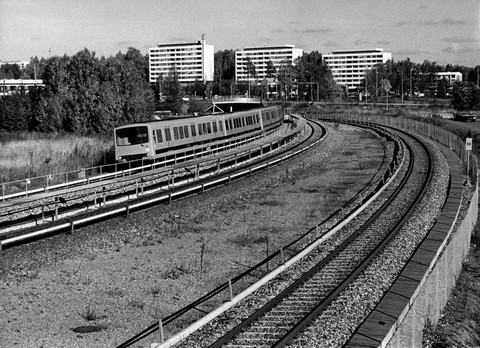 Metrojuna saapuu Itäkeskukseen ...