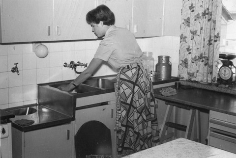 Greta keittiöpuuhissa 1956.